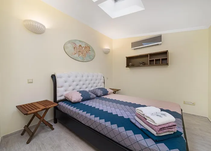 Classical Deribasivska 3-Bedrooms Apartment