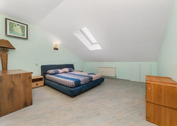 Classical Deribasivska 3-Bedrooms Apartment