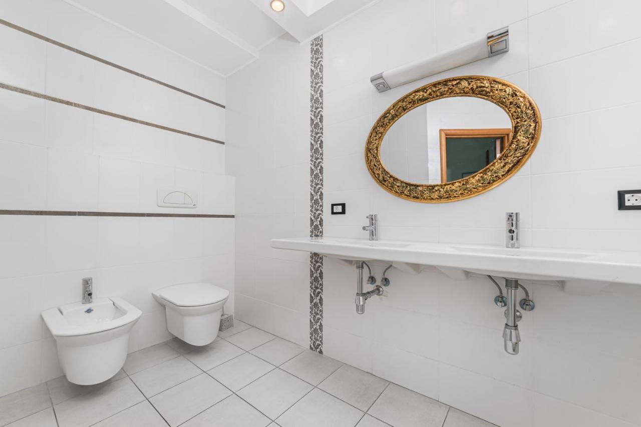 Apartment Classical Deribasivska 3-bedrooms Odesa