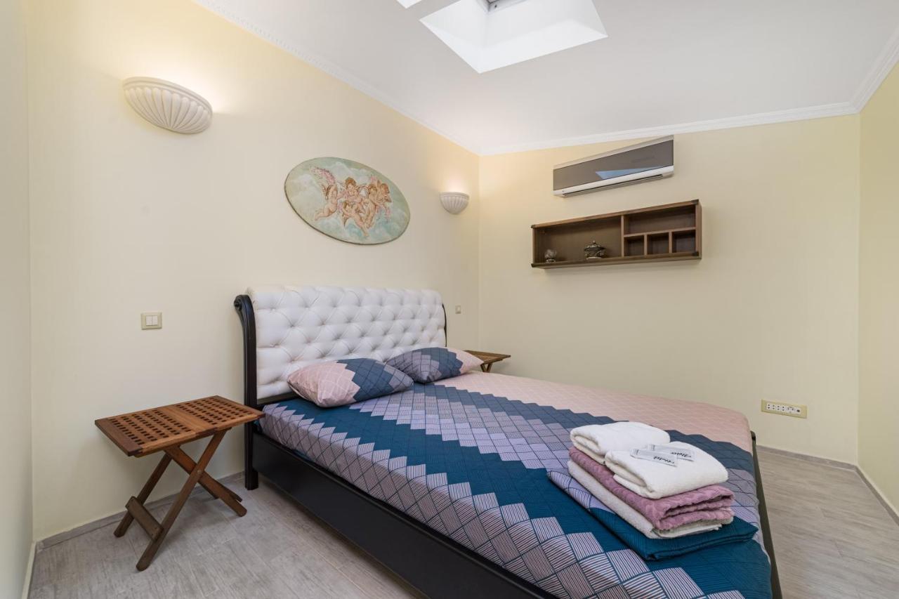 Classical Deribasivska 3-bedrooms Odesa
