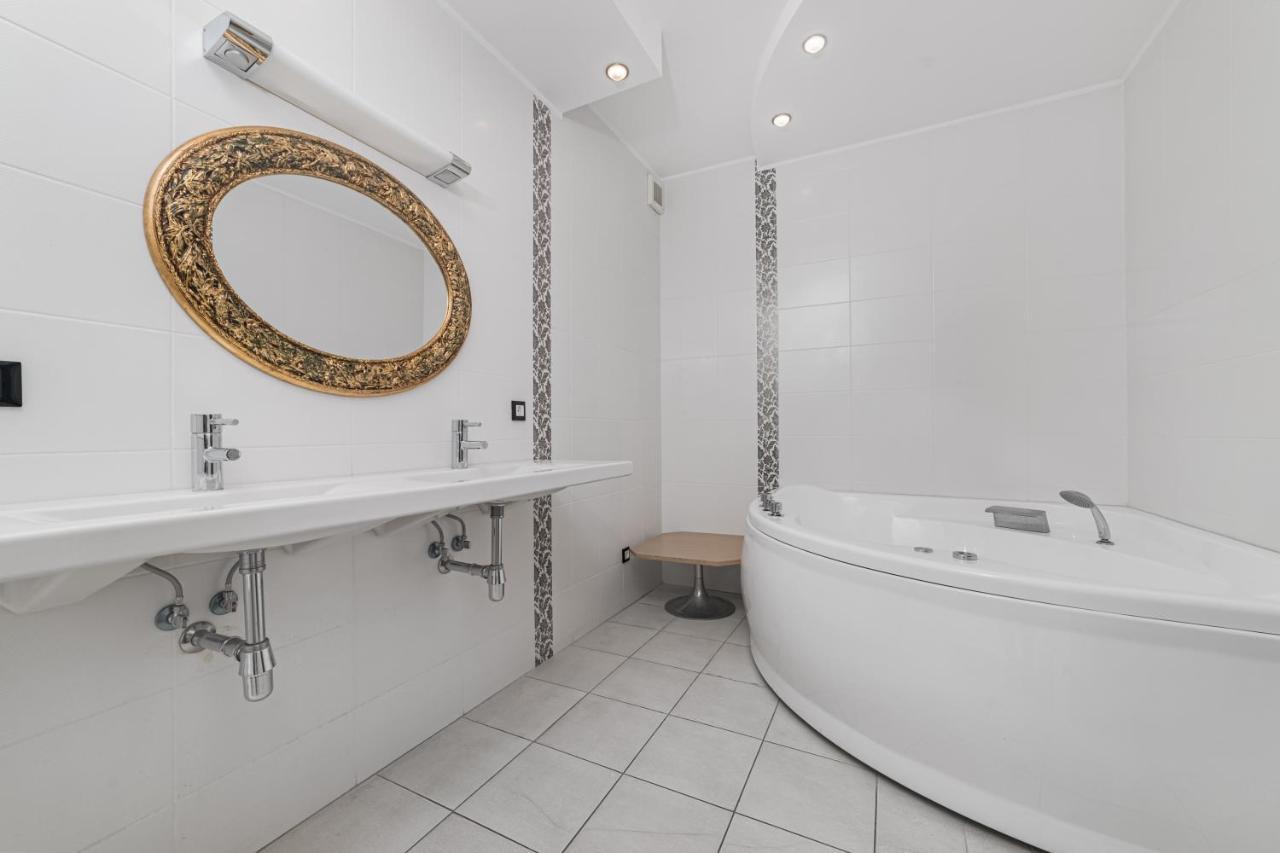 Classical Deribasivska 3-bedrooms Apartment *