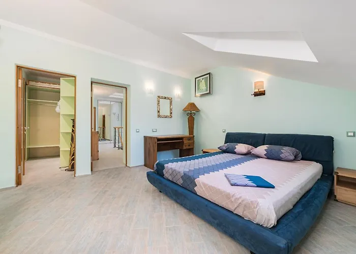 Classical Deribasivska 3-Bedrooms Apartment